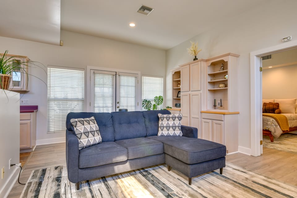 Luxe Pasadena Casita w/ Fireplace & Grill House in Altadena