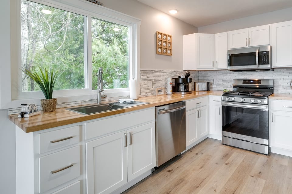 Hot Tub + Games! Lakefront Traverse City Retreat House in Bass Lake
