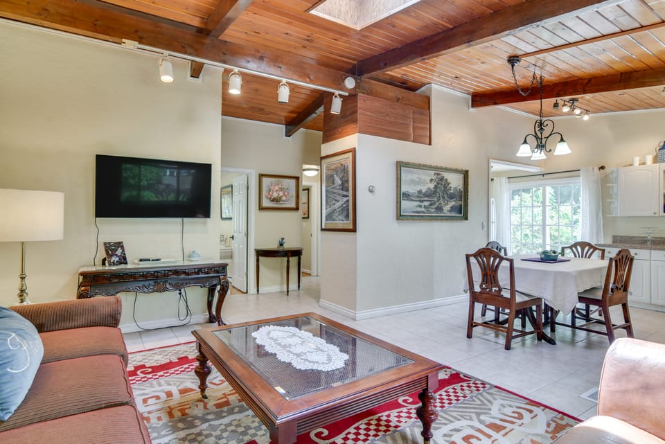 Explore, Work & Unwind: Pet-Friendly Aloha Unit Apartment in Hillsboro