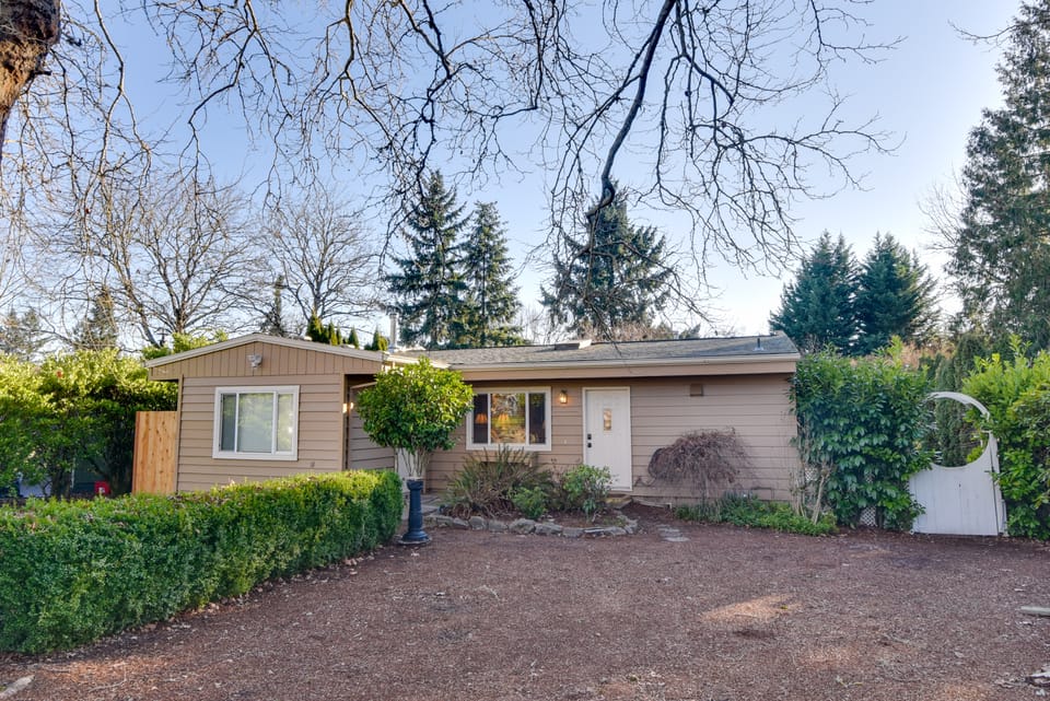 Explore, Work & Unwind: Pet-Friendly Aloha Unit Apartment in Hillsboro