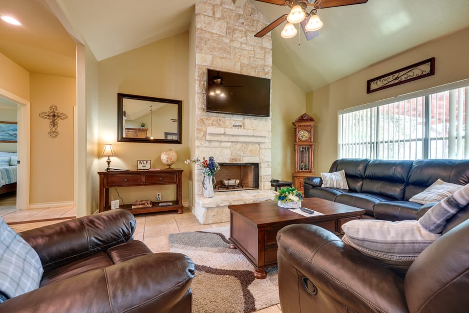 'Lodge at Rocky Creek' w/ Private Hot Tub & Yard! House in Canyon Lake