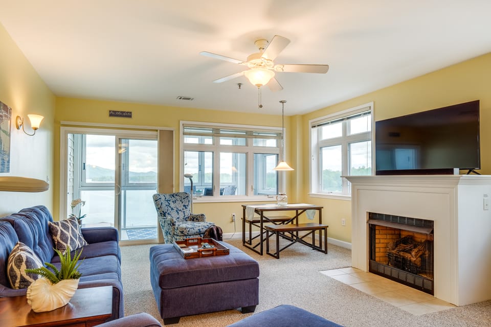 Lakefront Huddleston Condo w/ Community Pool Apartment in Smith Mountain Lake