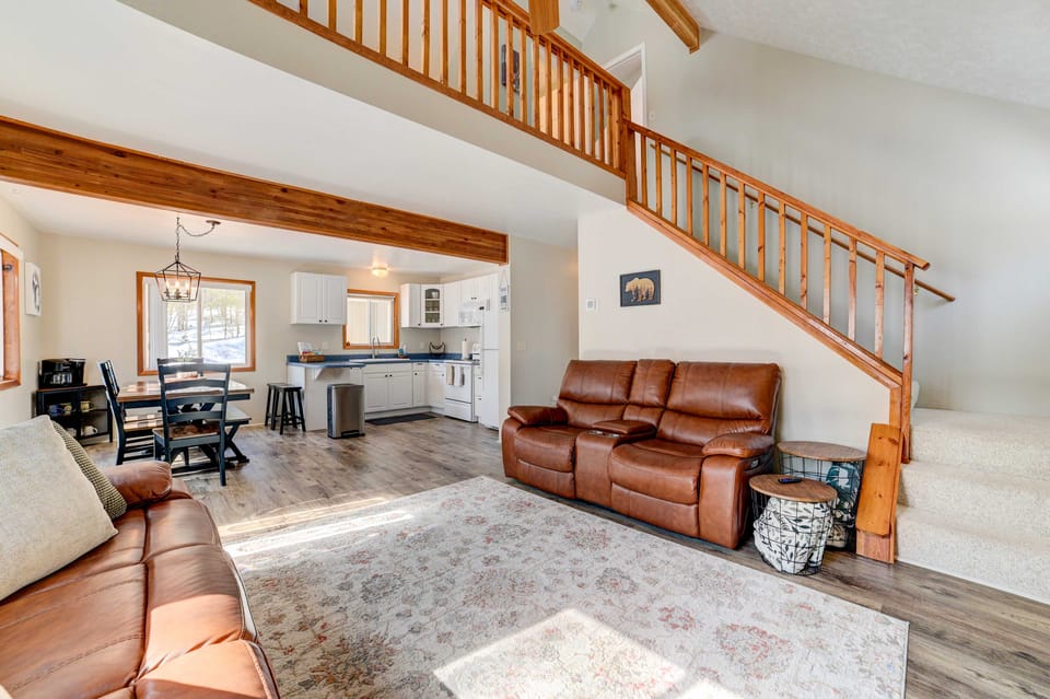 Roscommon Retreat w/ Deck ~ 1 Mile to Higgins Lake House in Michigan