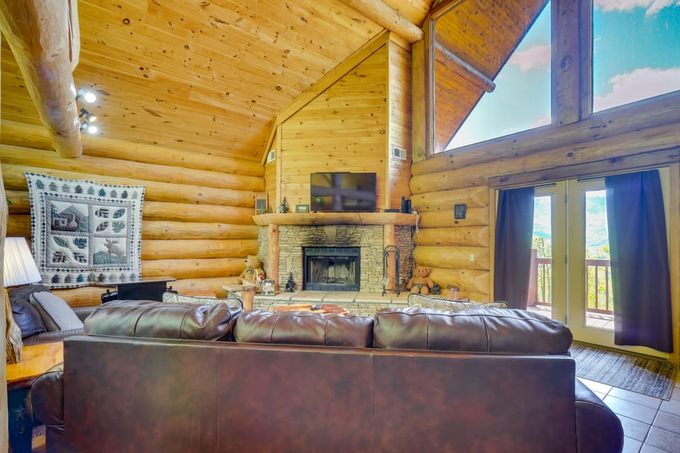 Gatlinburg Cabin w/ Mtn-View Deck ~ 11 Mi to Dtwn Apartment in Pittman Center