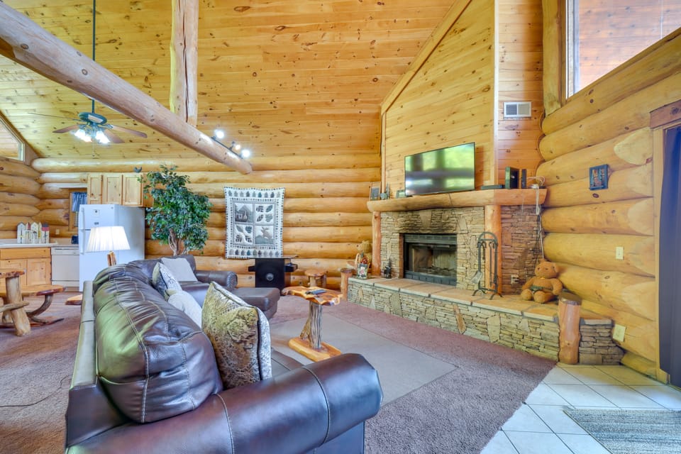 Gatlinburg Cabin w/ Mtn-View Deck ~ 11 Mi to Dtwn Apartment in Pittman Center