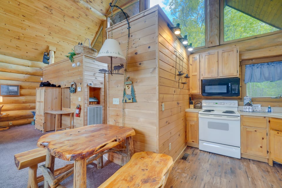 Gatlinburg Cabin w/ Mtn-View Deck ~ 11 Mi to Dtwn Apartment in Pittman Center