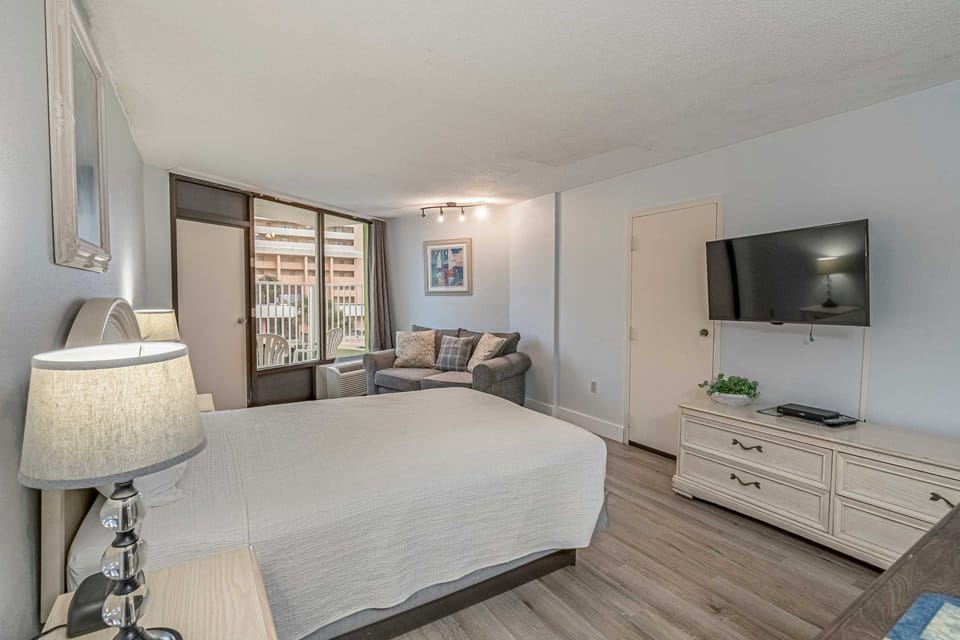 Balcony & Resort Amenities at Myrtle Beach Condo! Apartment in Myrtle Beach