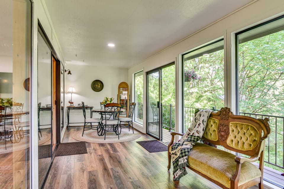 Riverfront Woodland Cabin: Wooded & Forested Views House in Washington