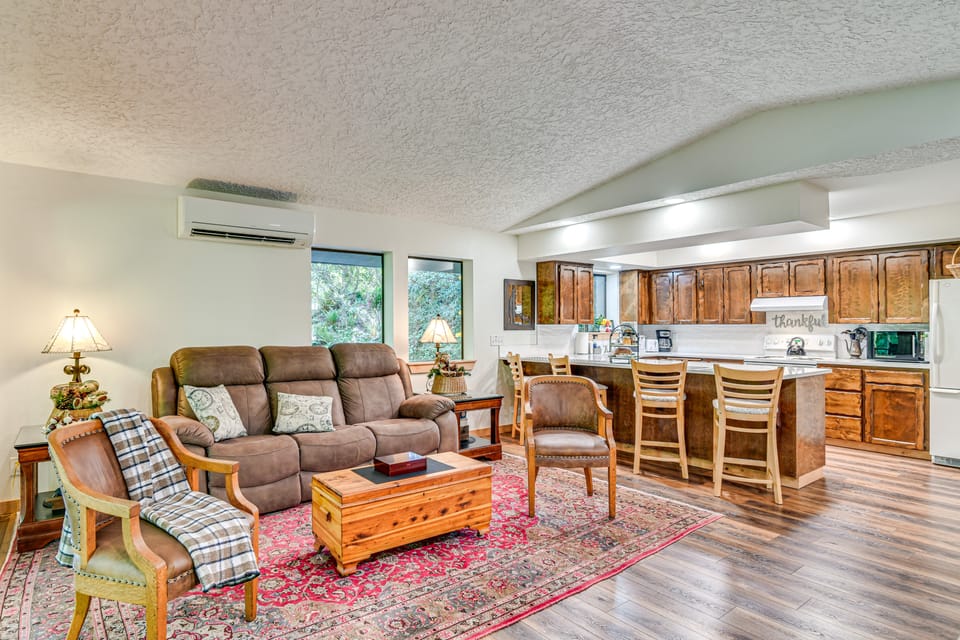 Riverfront Woodland Cabin: Wooded & Forested Views House in Washington