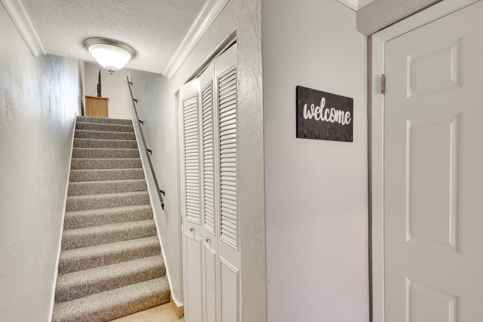 Florida Getaway - Balconies, Grill & Near Beaches! Apartment in Daytona Beach Shores