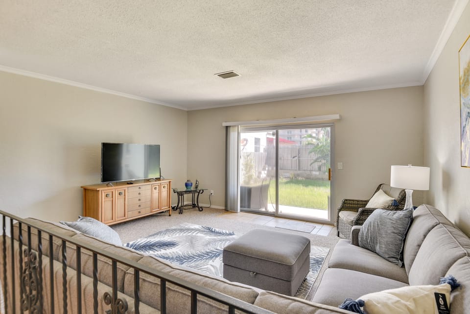 Florida Getaway - Balconies, Grill & Near Beaches! Apartment in Daytona Beach Shores