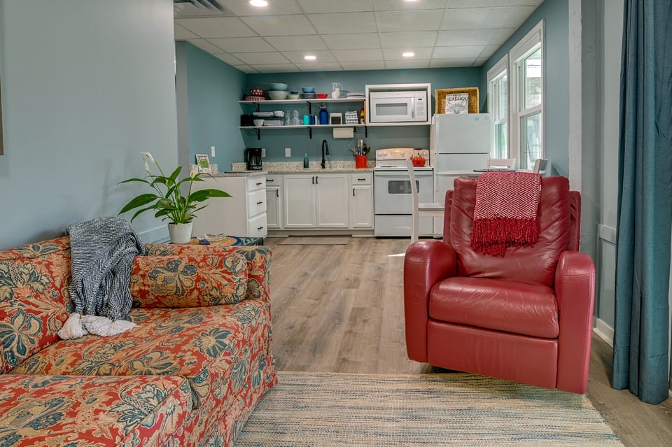 'Below Deck' Beach House: Walk to the Ocean! Apartment in Garden City