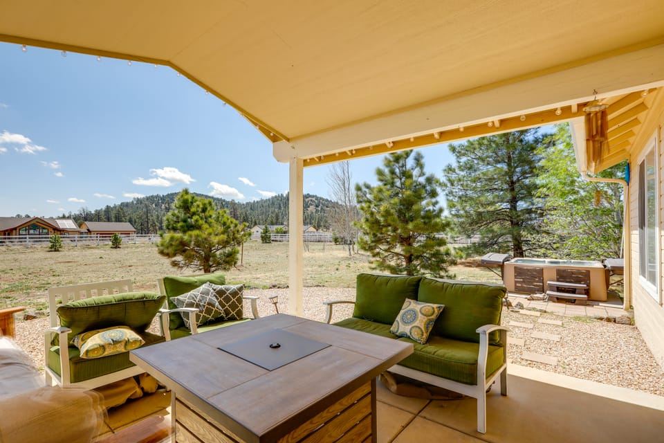 Flagstaff Home w/ Hot Tub & Mountain Views House in Arizona