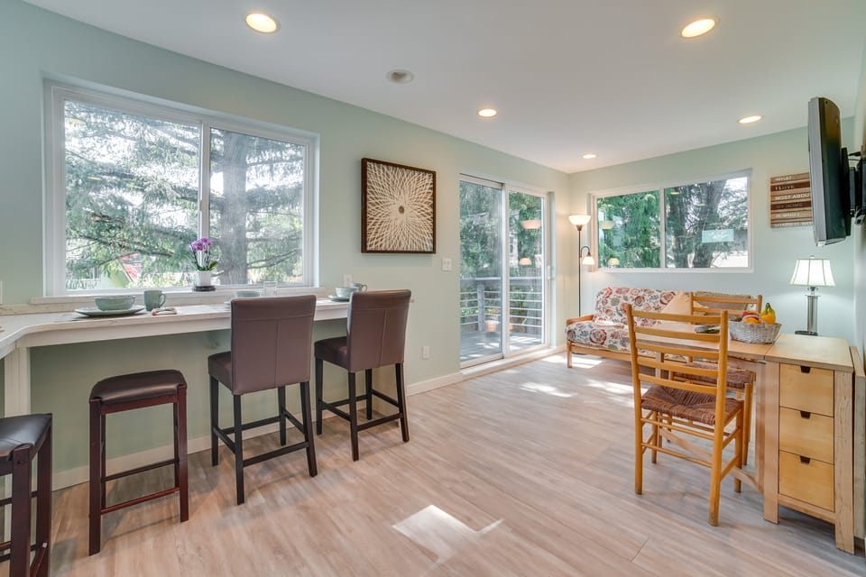 13 Mi to Dtwn Seattle! 'The Nest' Apt w/ Balcony Apartment in Bellevue