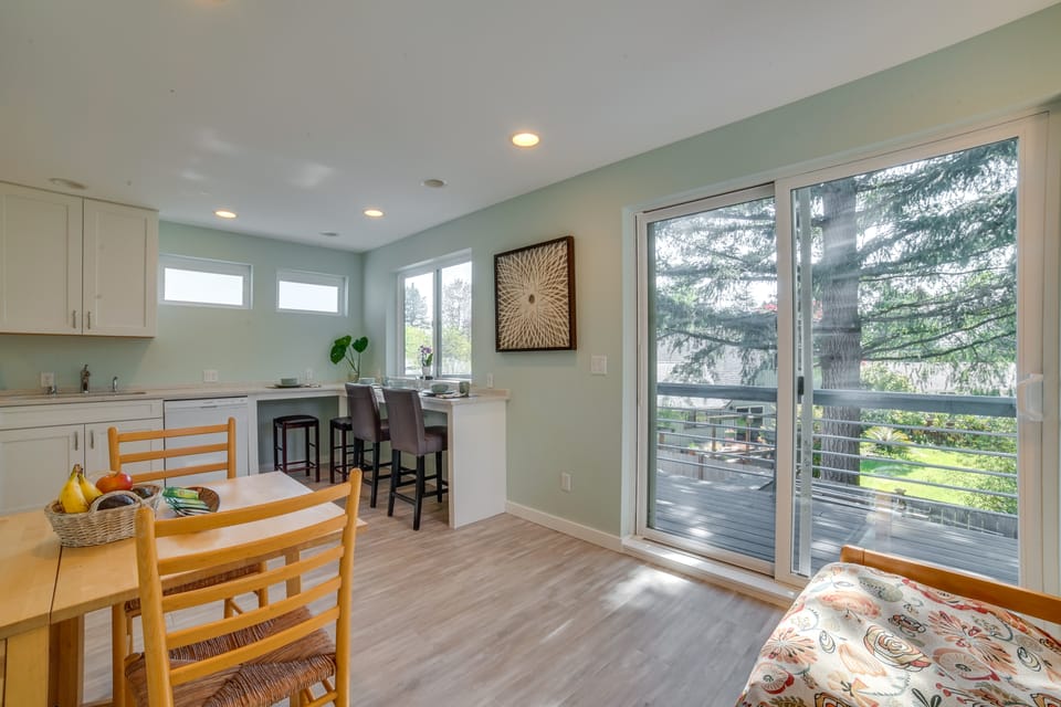 13 Mi to Dtwn Seattle! 'The Nest' Apt w/ Balcony Apartment in Bellevue