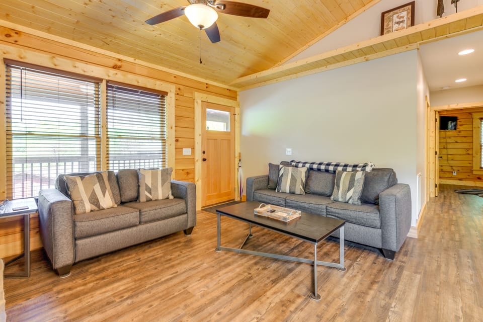 Maggie Valley Cabin 4 Mi to Cataloochee Ski Area! House in Maggie Valley