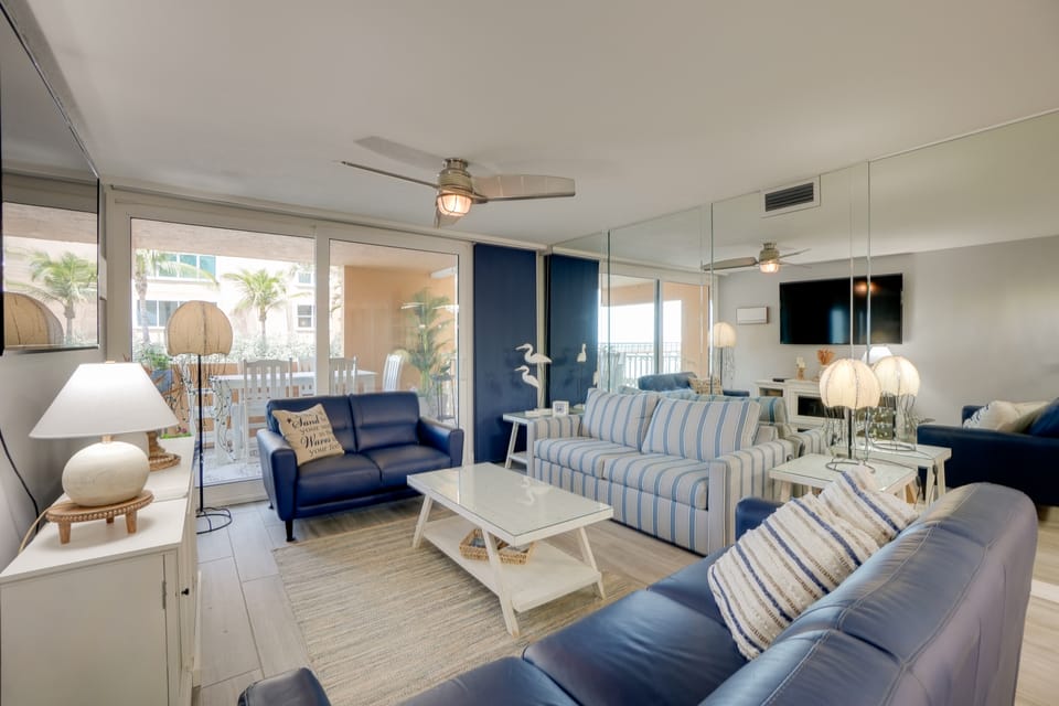 Condo w/ Pool in Redington Beach! Apartment in North Redington Beach