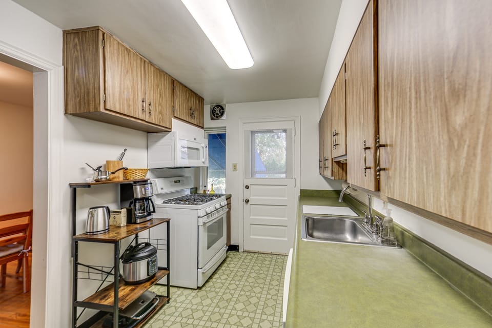 4 Mi to Downtown Pittsburgh: Family Home w/ Patio Apartment in Pittsburgh