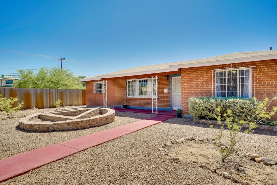 Single-Story Retreat ~ 1 Mi to Downtown Tucson! House in Tucson