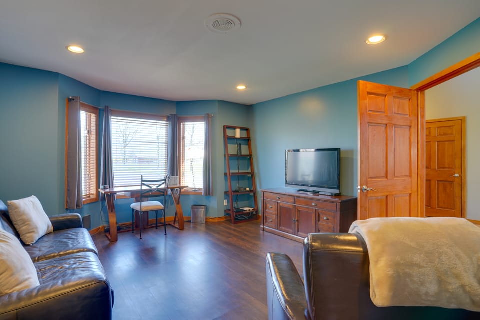 Expansive Retreat on 5 Acres in Shakopee! House in Prior Lake