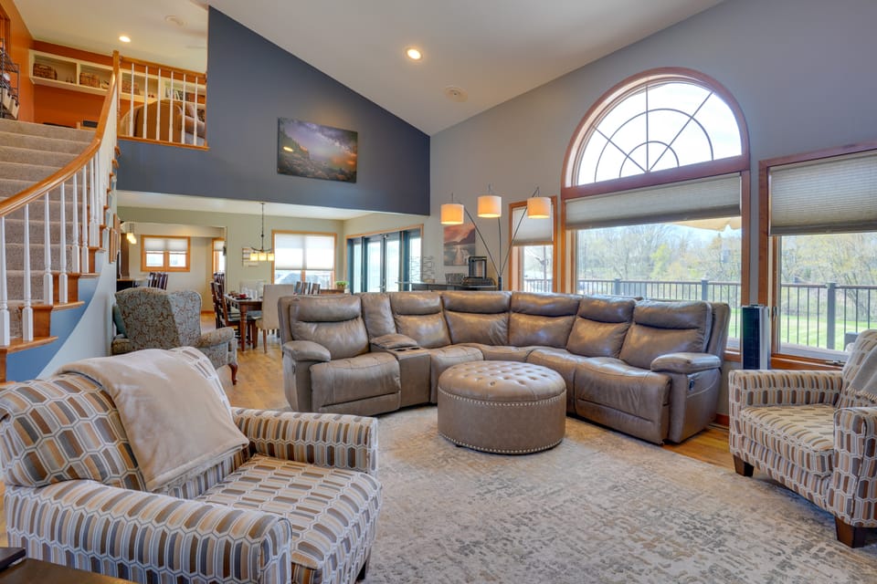 Expansive Retreat on 5 Acres in Shakopee! House in Prior Lake