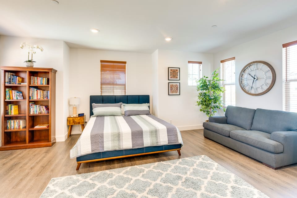 3 Mi to Golf & Shopping: Cozy Roseville Studio Apartment in Roseville