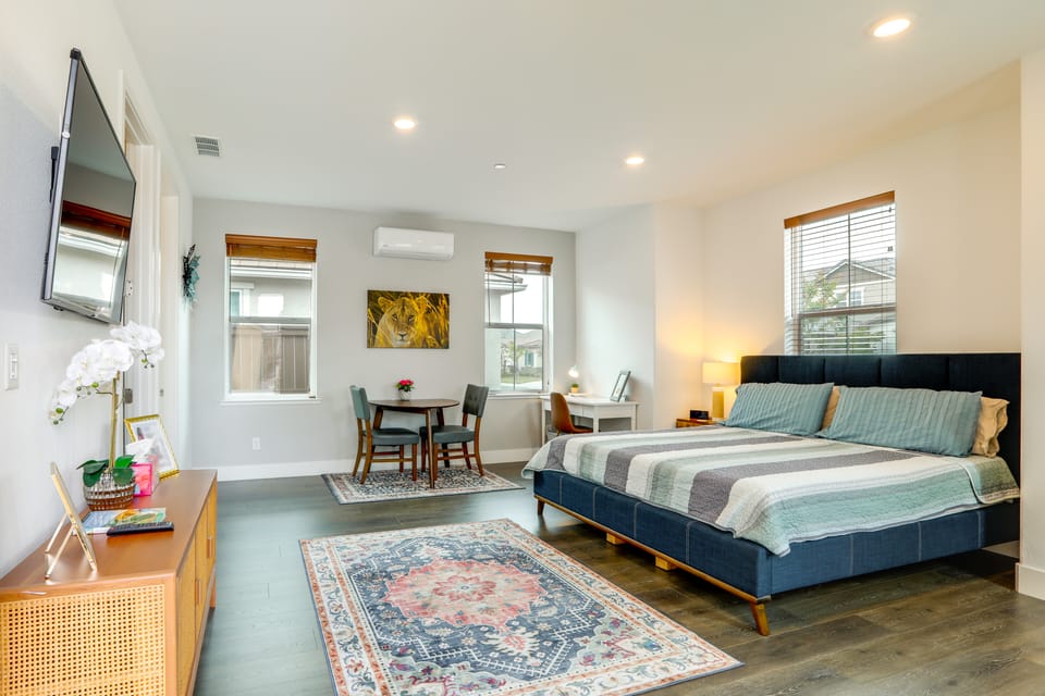 3 Mi to Golf & Shopping: Cozy Roseville Studio Apartment in Roseville