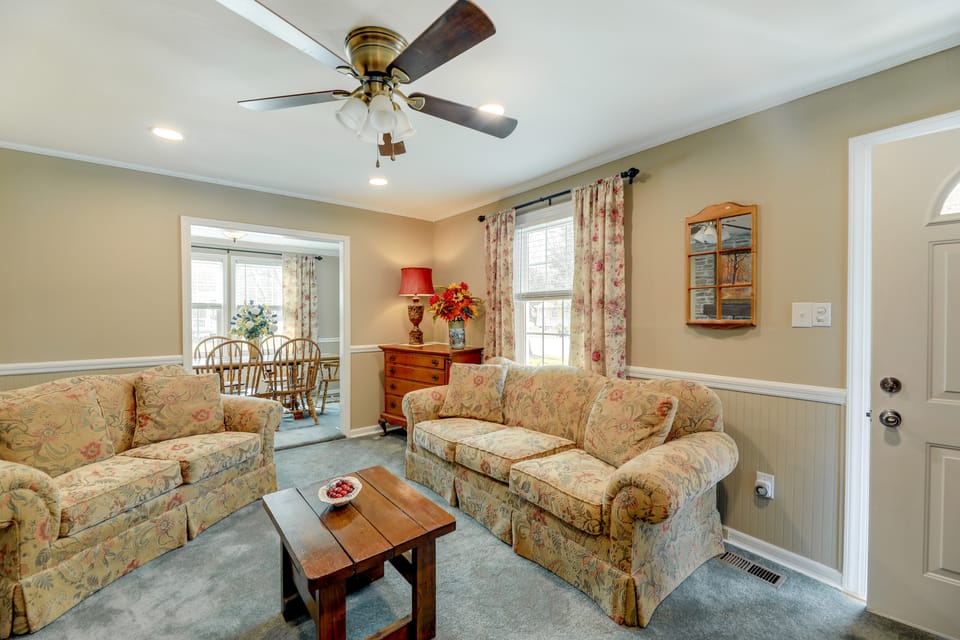 Charming New Bern Cottage w/ Grill & Fire Pit! Cottage in New Bern