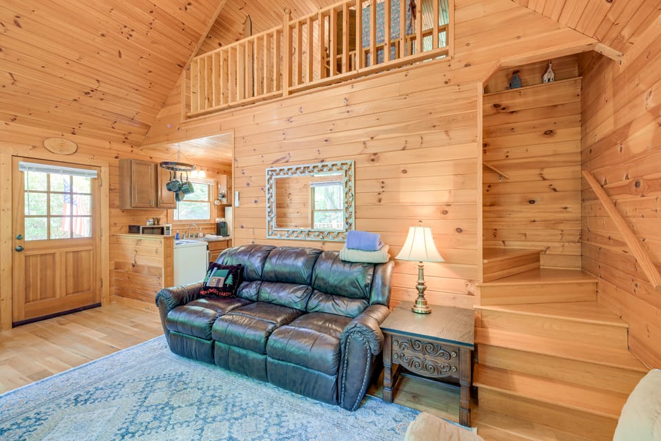 Charming Cabin w/ Wraparound Deck in Blue Ridge! House in North Carolina