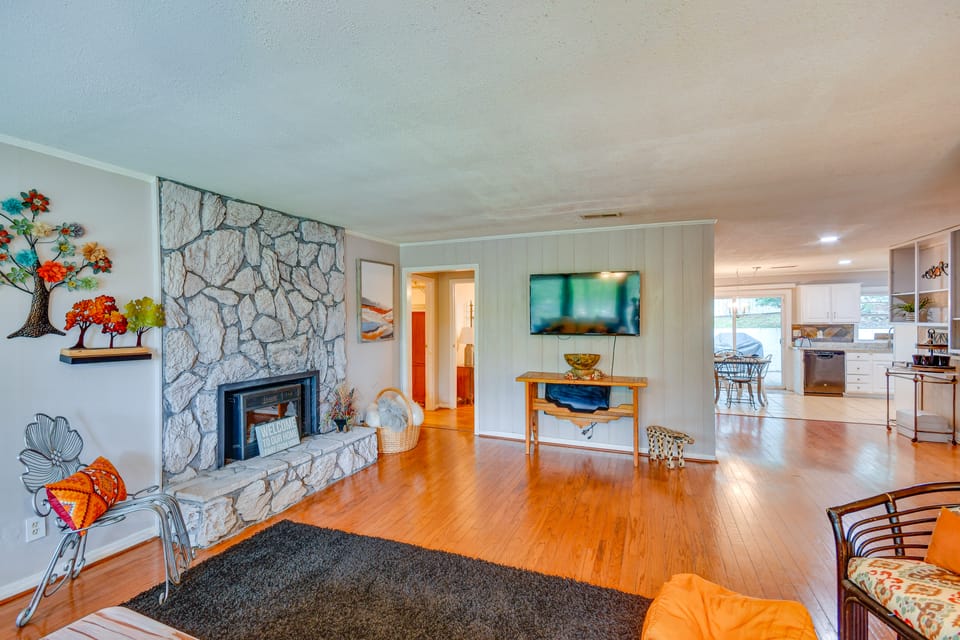 3 Mi to Dtwn Montgomery: Quiet Family Getaway! House in Montgomery