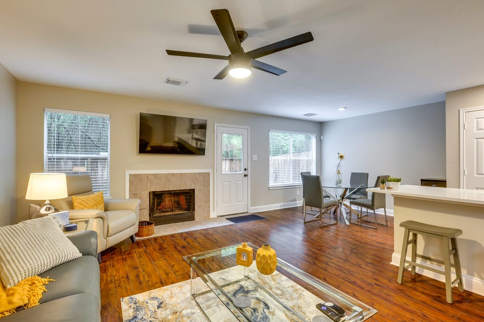 Modern Woodlands Townhome w/ Spacious Yard & Patio Apartment in The Woodlands