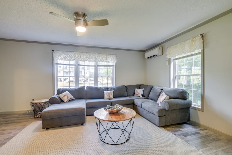 Group-Friendly Myrtle Beach House w/ Deck House in Socastee