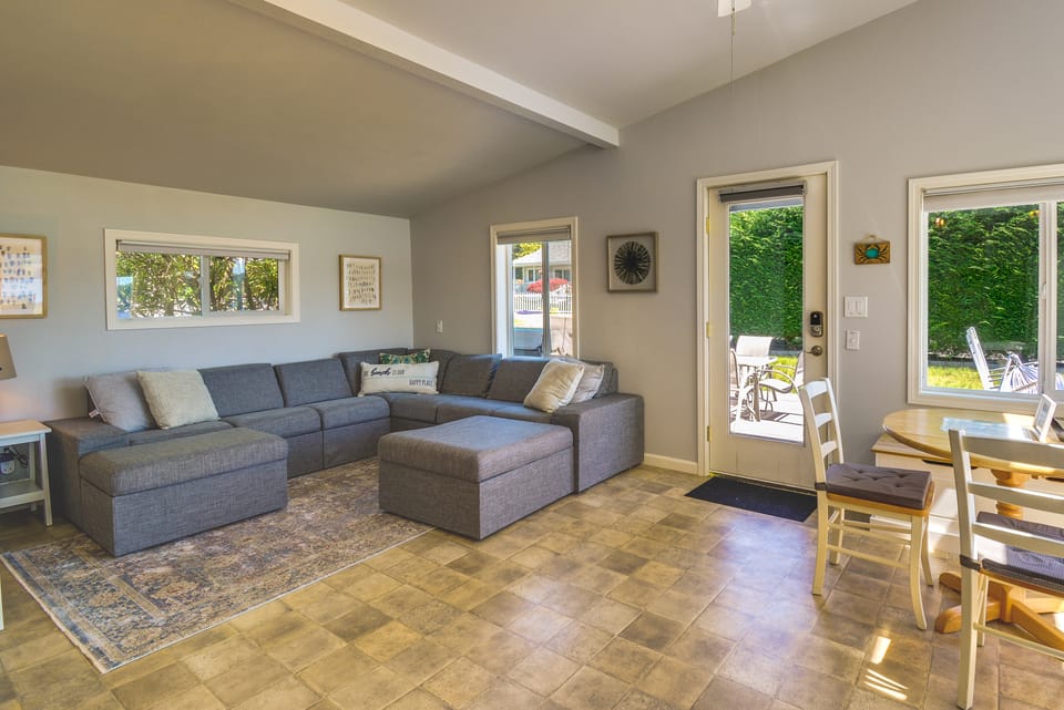 Waterfront Hood Canal Cottage: Steps to the Beach! Cottage in Hood Canal