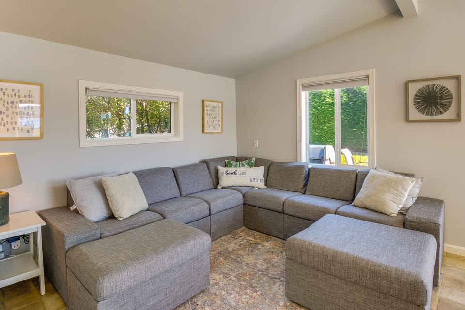 Waterfront Hood Canal Cottage: Steps to the Beach! Cottage in Hood Canal