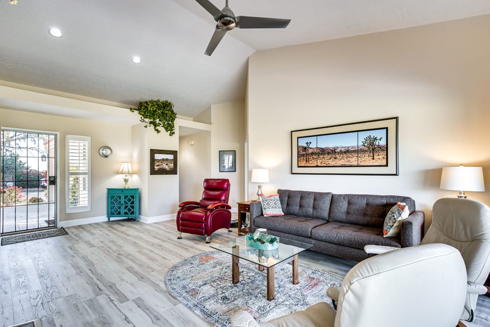 Community Pool & Hot Tub: Palm Desert Rental! Apartment in Palm Desert