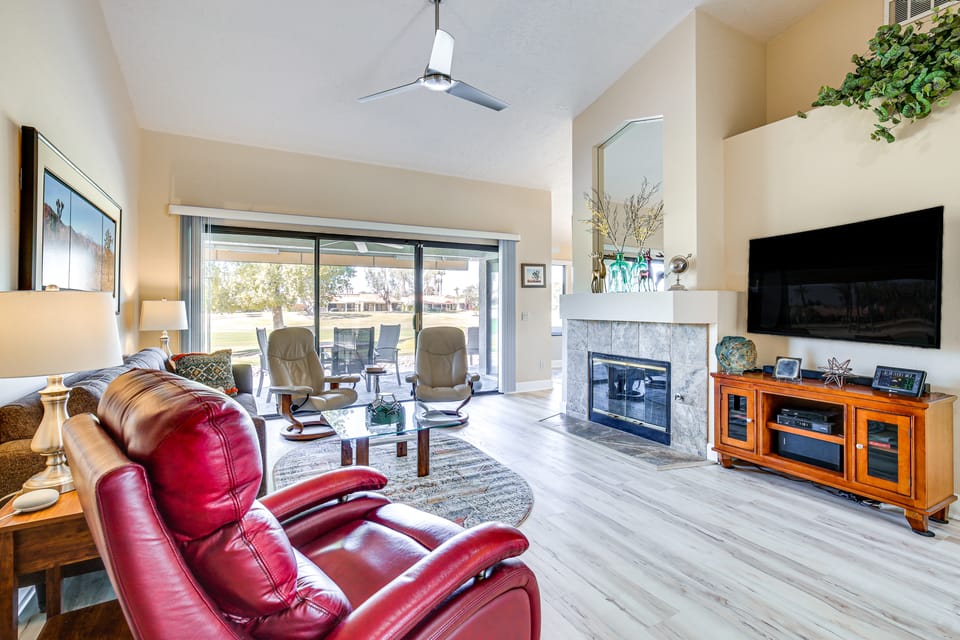 Community Pool & Hot Tub: Palm Desert Rental! Apartment in Palm Desert