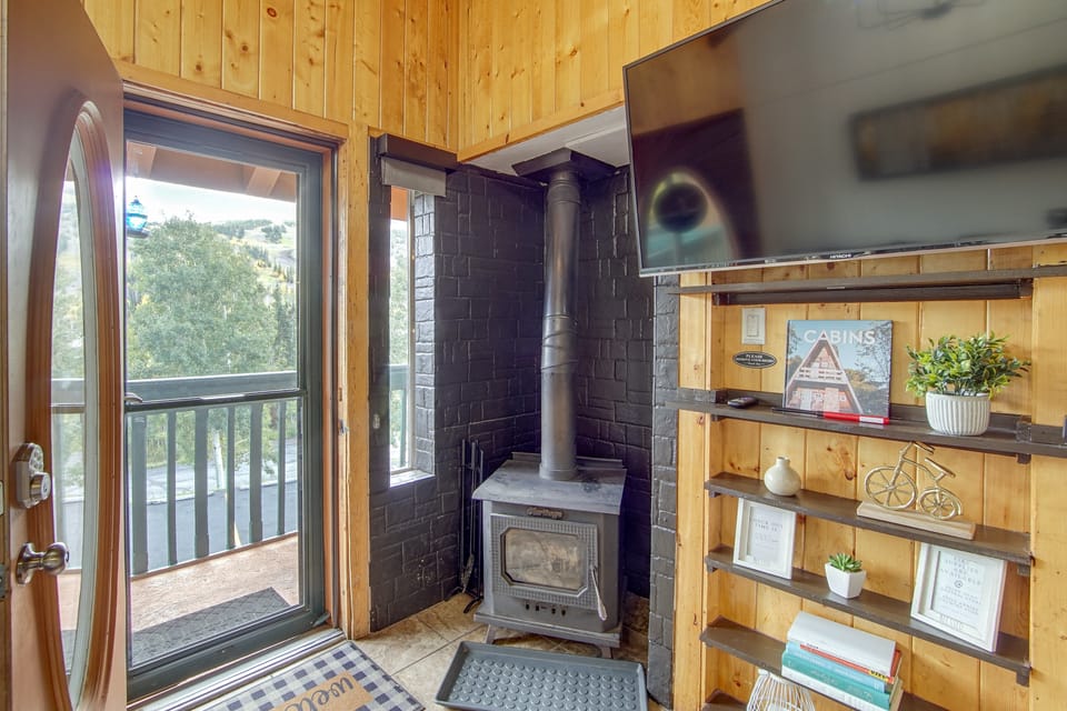 Cozy Brianhead Condo: Easy Walk to Giant Steps Apartment in Brian Head