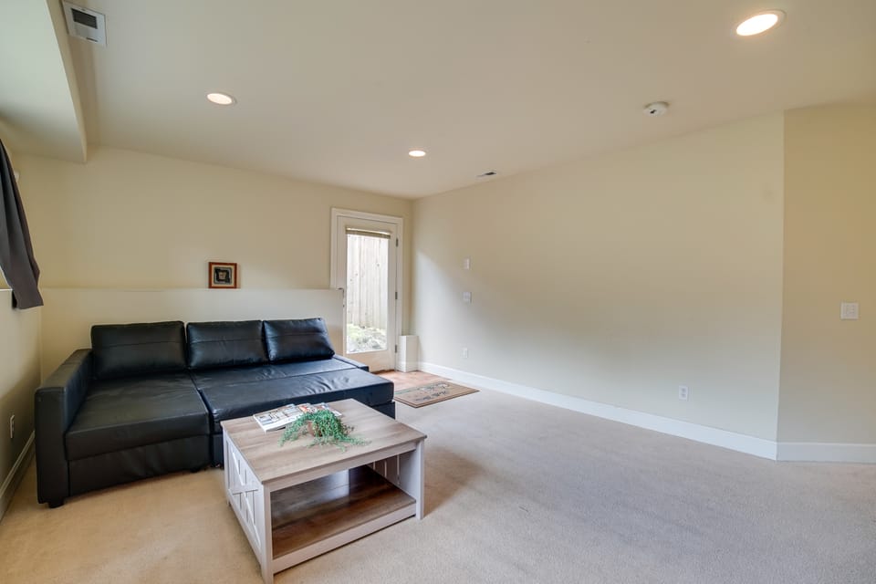 Near Public Transit & Walkable! Airy Seattle Apt Apartment in Ballard