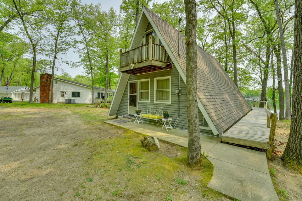 Long Lake Cabin w/ Kayaks, Private Beach & Dock! House in Michigan