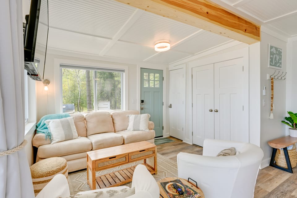 Beachy Palms Cottage on Lake Huron w/ Hot Tub! Cottage in Michigan