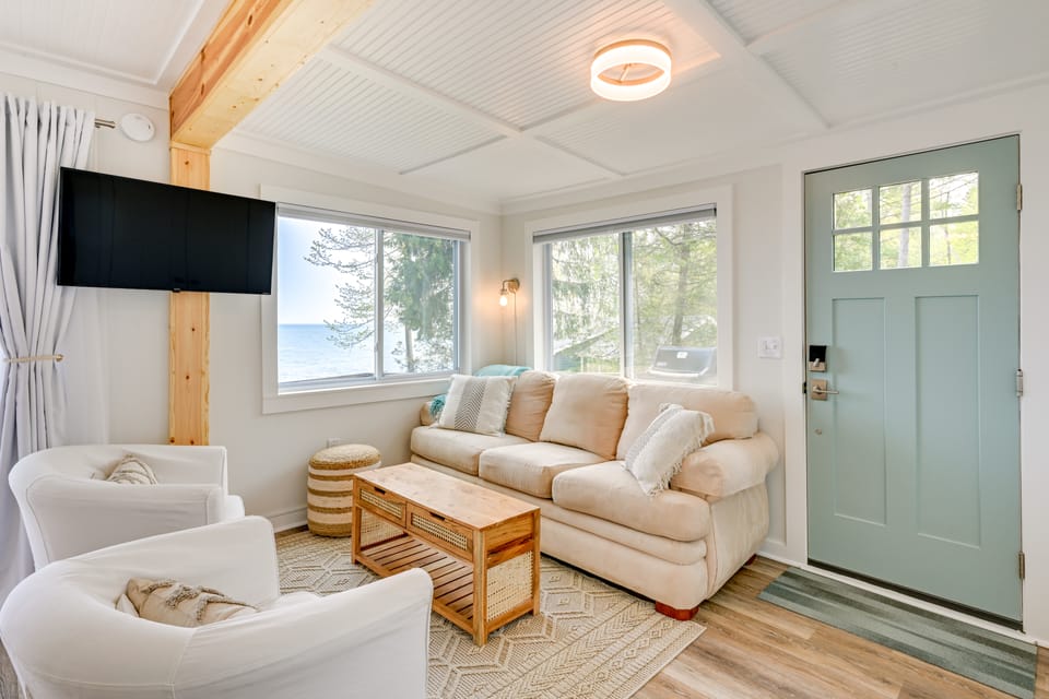 Beachy Palms Cottage on Lake Huron w/ Hot Tub! Cottage in Michigan
