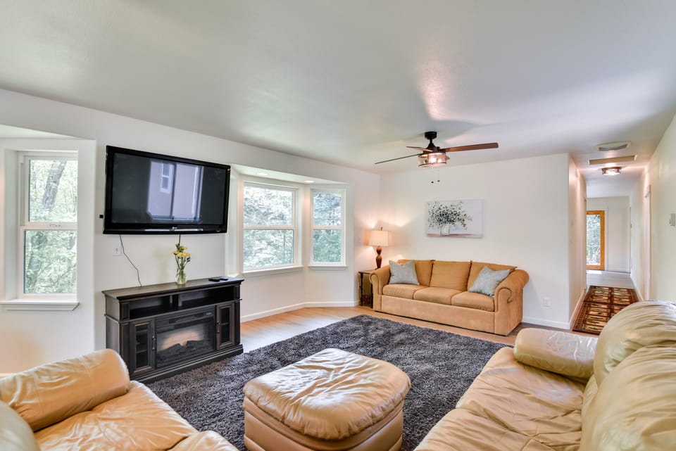 Washington Retreat: Fire Pit, Hot Tub & Ping Pong! House in Washington