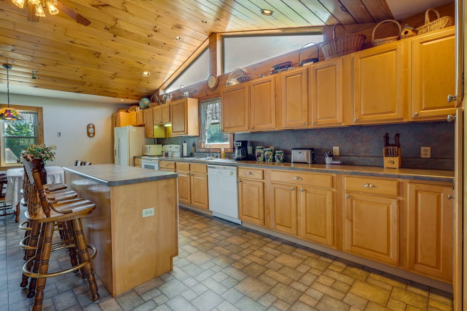 Spacious Pennsylvania Vacation Rental w/ Backyard House in Allegheny River