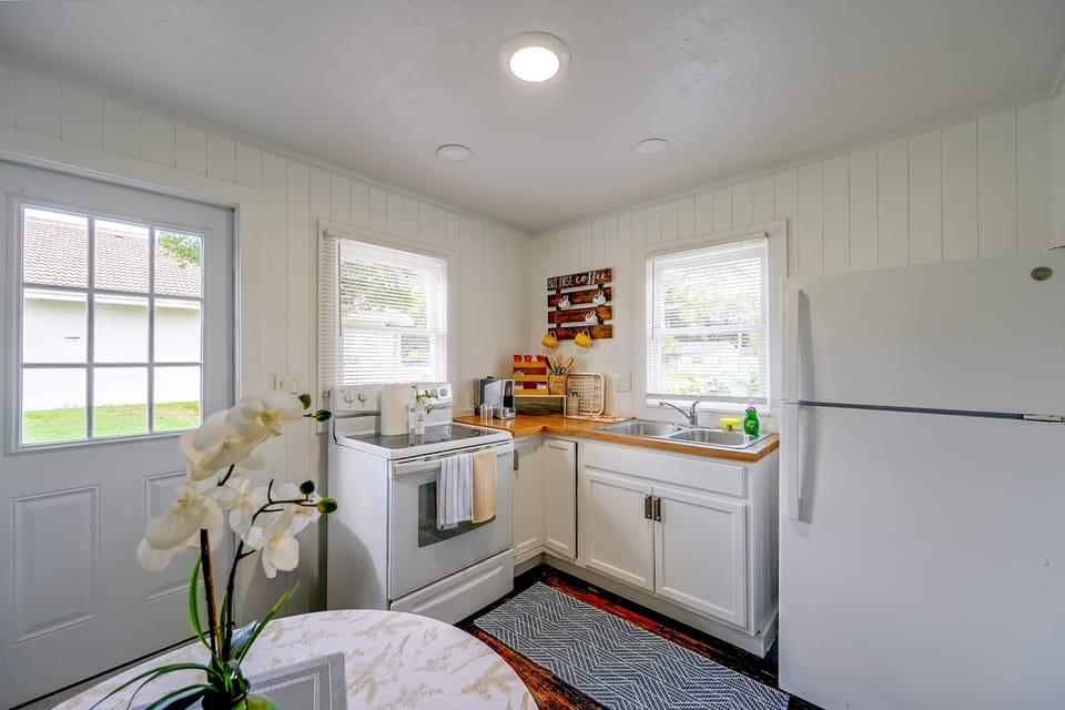Pet-Friendly Cottage Near Beach: King Bed/Fire Pit House in Bonita Springs
