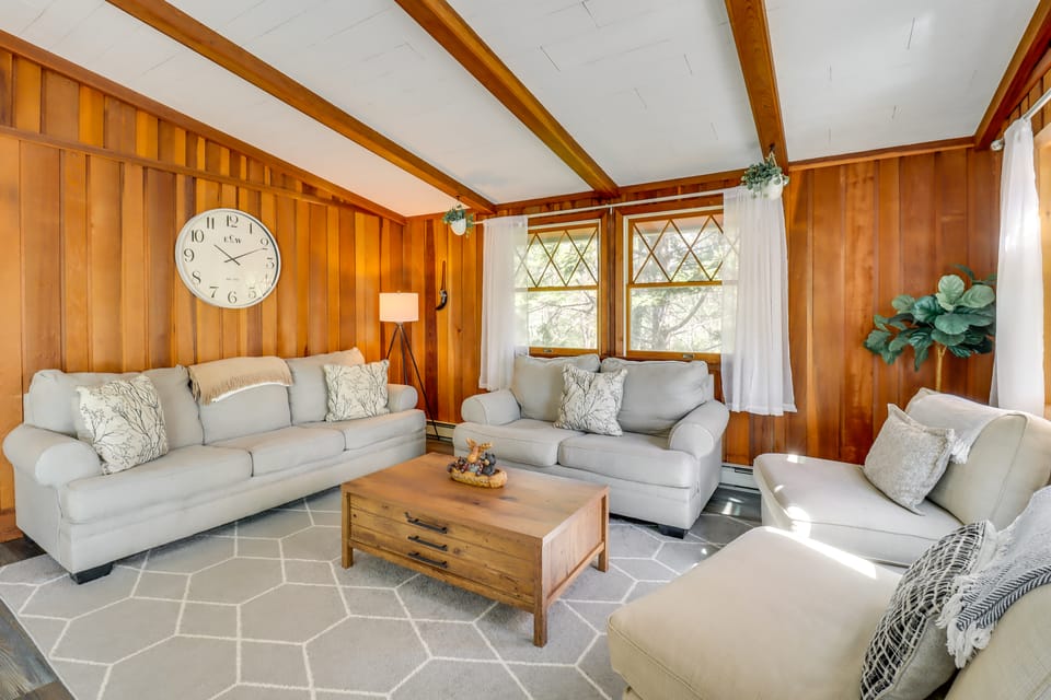 Swim Dock & Game Room: Lakefront Poconos Cabin! House in Tunkhannock Township