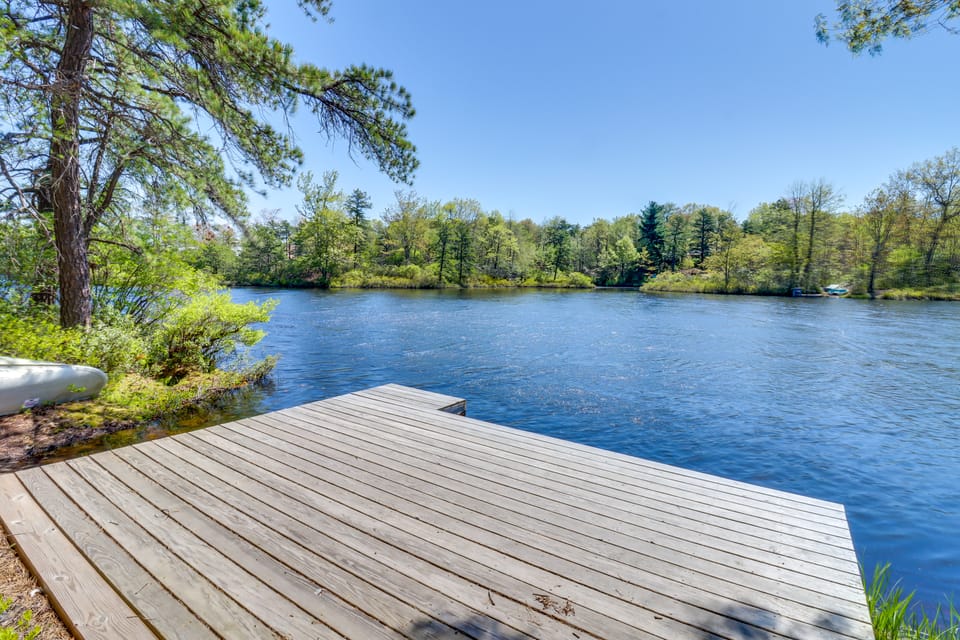 Swim Dock & Game Room: Lakefront Poconos Cabin! House in Tunkhannock Township