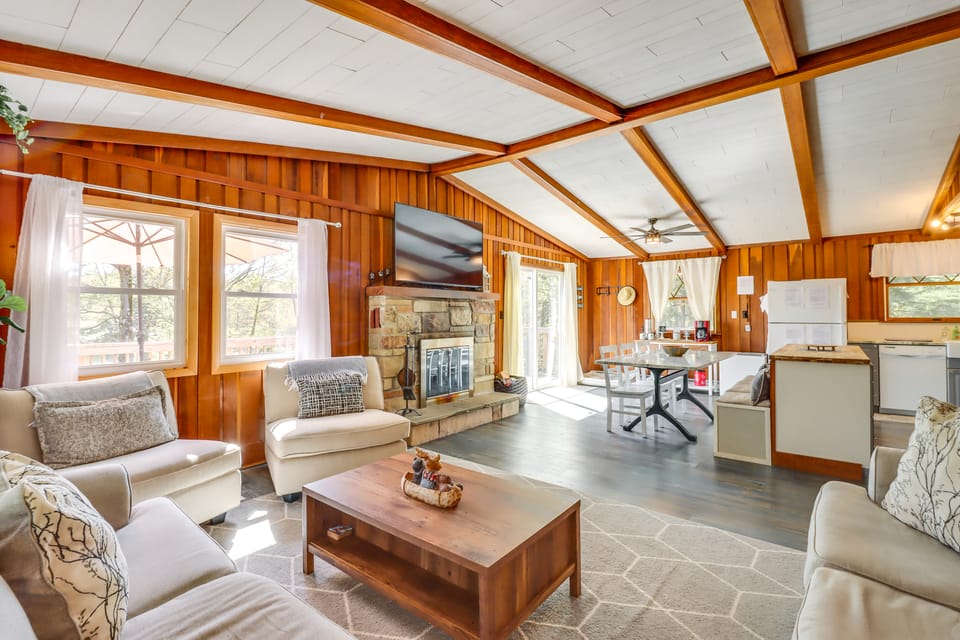 Swim Dock & Game Room: Lakefront Poconos Cabin! House in Tunkhannock Township
