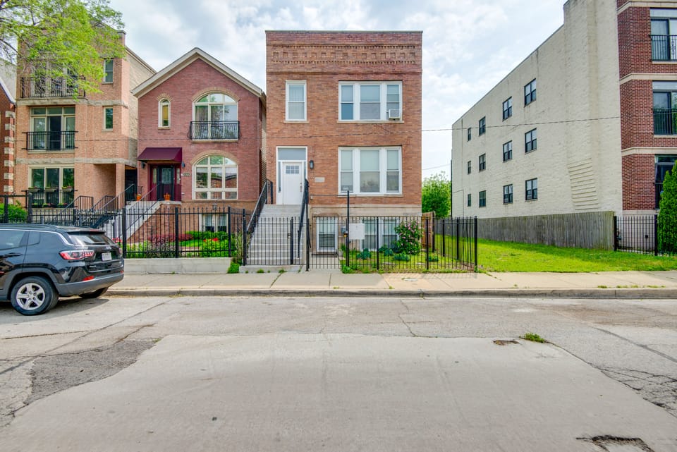 Walk to Chicago's Shops & Eats: Bronzeville Duplex House in Chicago