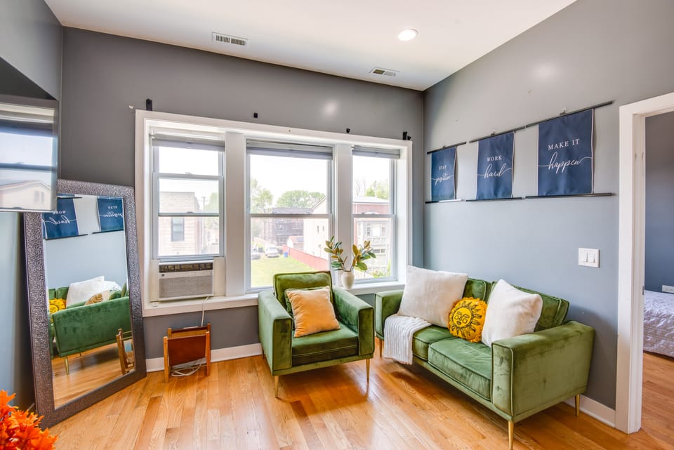 Walk to Chicago's Shops & Eats: Bronzeville Duplex House in Chicago