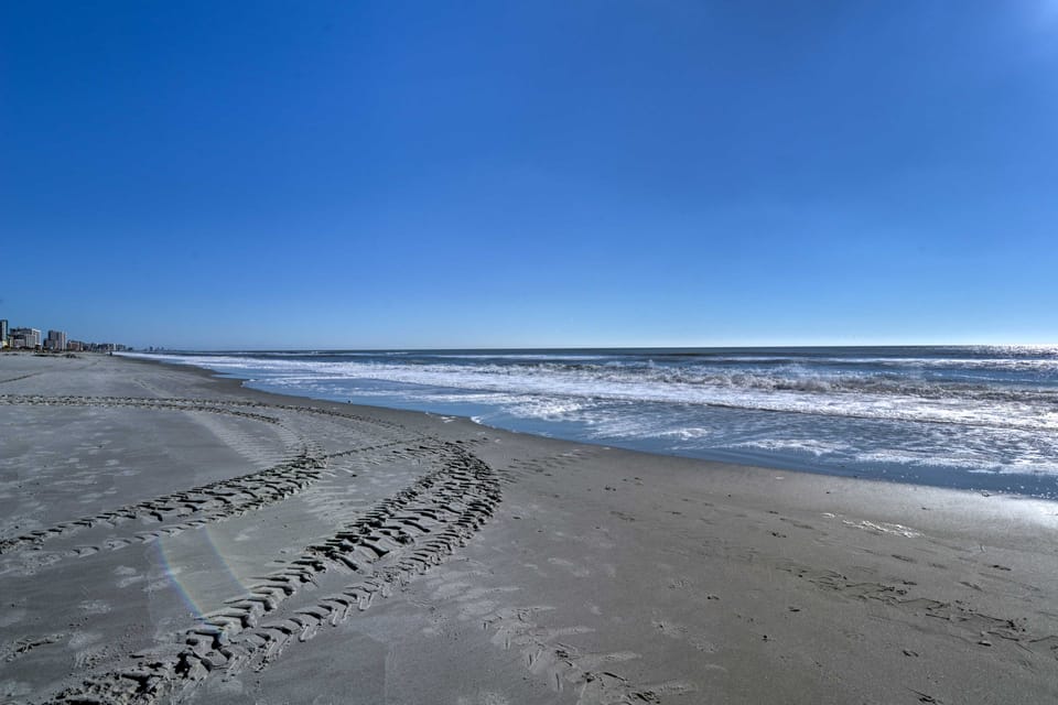 Walk to Atlantic Beach: Family Gem w/ Fenced Yard House in Atlantic Beach